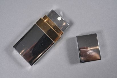 CHANEL,
Vaporisateur en plastique argenté...