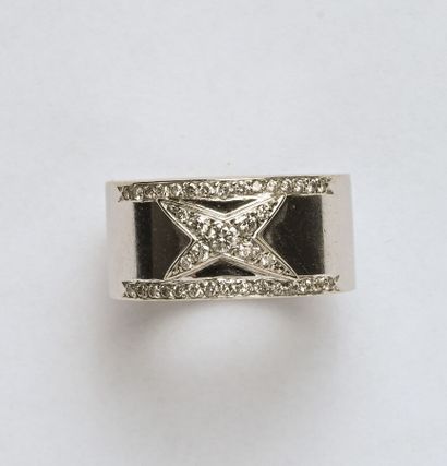 Anneau large en or gris 18K (750/oo) lisse...
