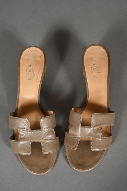 HERMES Paire de mules Oasis en cuir étoupe,...