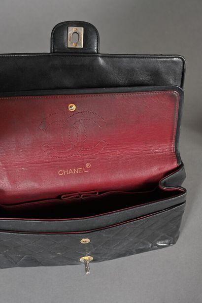 CHANEL Vintage. Sac Timeless en cuir noir...