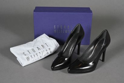 STUART WETZMAN. Paire d'escarpins en cuir...
