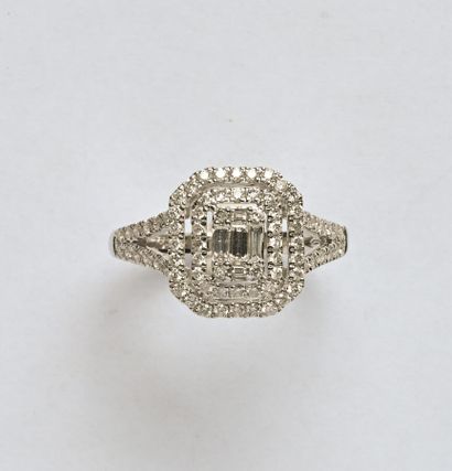 Bague en or gris 18K (750/oo), le plateau...