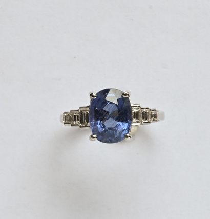 Bague en or gris 18K (750/oo), centrée d'un...