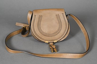 CHLOE. Petit sac besace Marcie en cuir grainé...