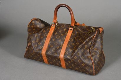 Louis VUITTON. Sac Keepall 45, en toile Monogram...