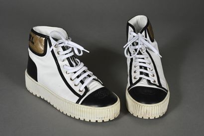 CHANEL. Paire de baskets montantes en cuir...