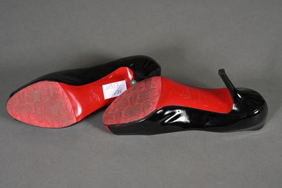 CHRISTIAN LOUBOUTIN. Paire d'escarpins à...