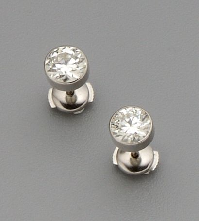 Paire de clous d'oreilles en or gris 18K...