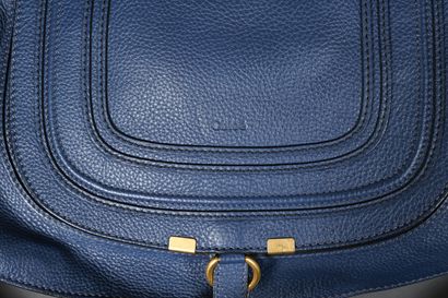 CHLOE. Sac Marcie en cuir grainé bleu marine...