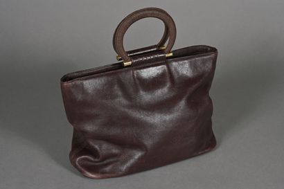 CELINE. Sac en cuir marron, à double anneaux...