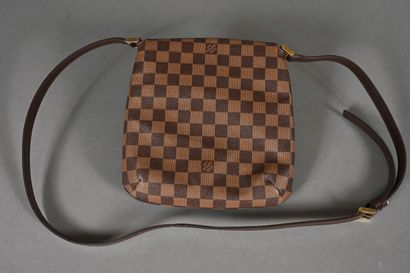 Louis VUITTON. Sac besace Salsa en toile...