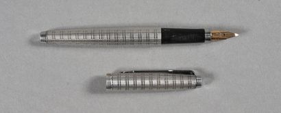 PARKER. Stylo plume en argent guilloché,...