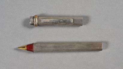 CARTIER. Stylo bille en métal argenté strié...