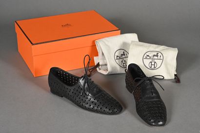 HERMES, Paris. Paire de derby en cuir noir...