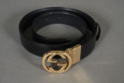 GUCCI. Ceinture en cuir noir à boucle GG...