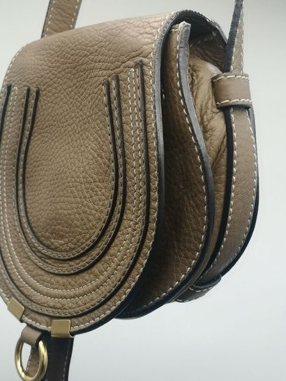 CHLOE. Petit sac besace Marcie en cuir grainé...