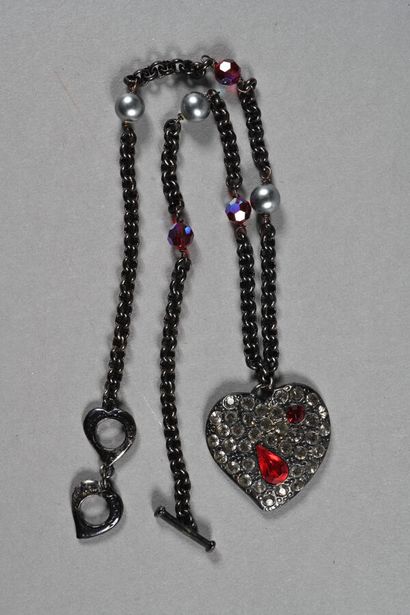 YVES SAINT LAURENT. Pendentif coeur en métal...