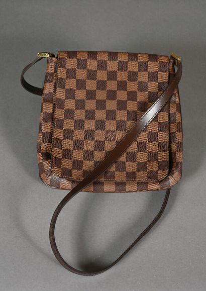 Louis VUITTON. Sac besace Salsa en toile...