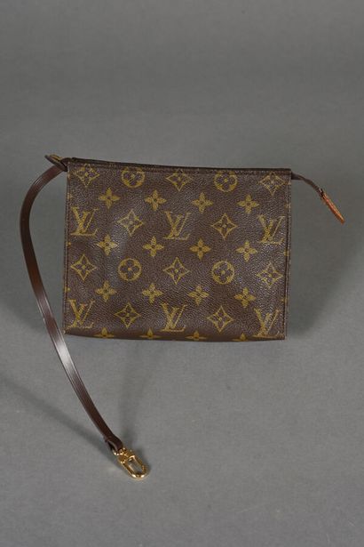 Louis VUITTON. Trousse en toile Monogram,...