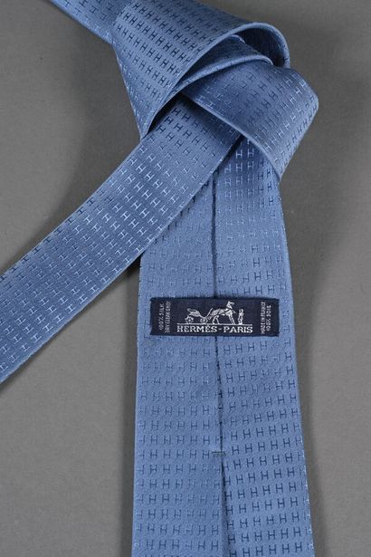 HERMES, Paris. Cravate en soie bleu clair,...