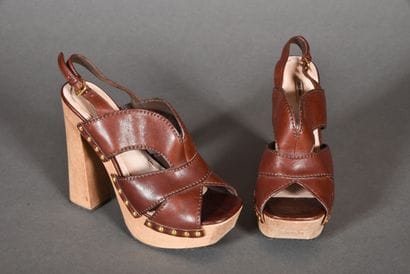 MIU MIU. Paire de nu pieds en cuir ajouré...