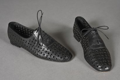HERMES, Paris. Paire de derby en cuir noir...