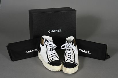 CHANEL. Paire de baskets montantes en cuir...