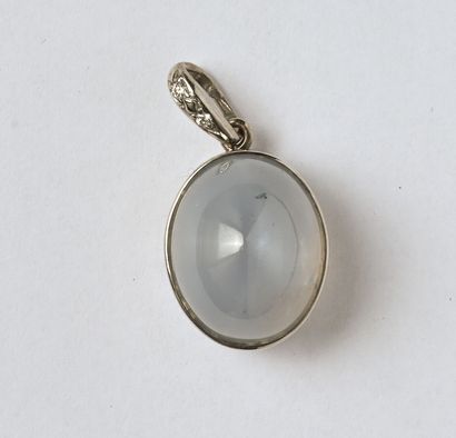 Pendentif en or gris 18K (750/oo) retenant...
