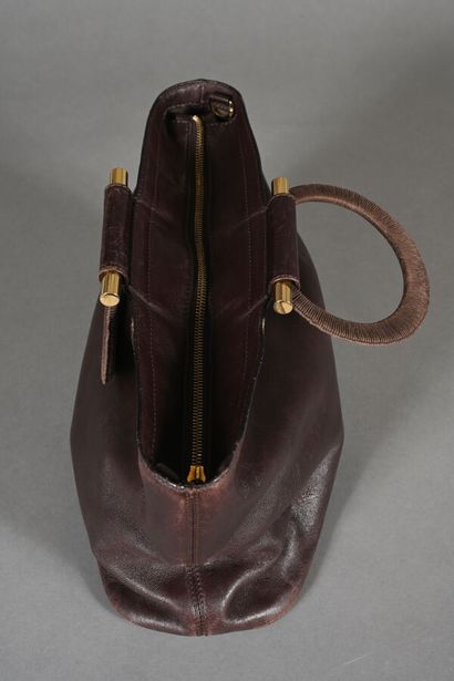 CELINE. Sac en cuir marron, à double anneaux...