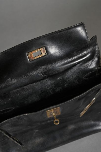 HERMES Paris. Sac Kelly 28 en box noir, bijouterie...