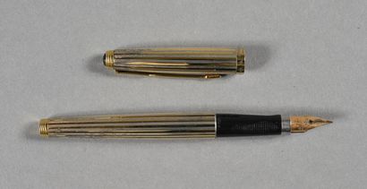 PARKER. Stylo plume en argent partiellement...
