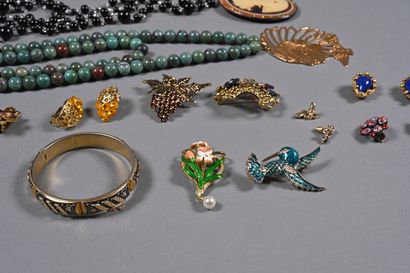 Un fort lot de bijoux fantaisie en métal...