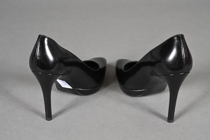 STUART WETZMAN. Paire d'escarpins en cuir...