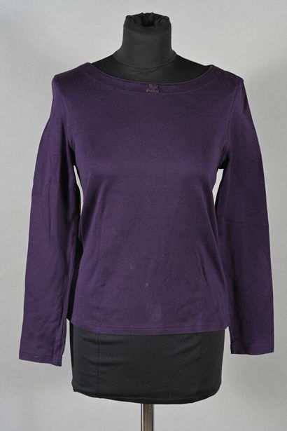 COURREGES. Tee-shirt en coton prune à encolure...