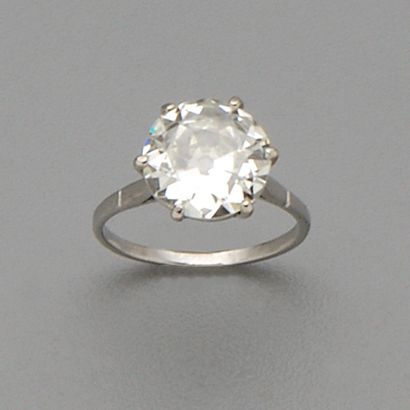 Bague solitaire en or gris 18K (750/oo) et...
