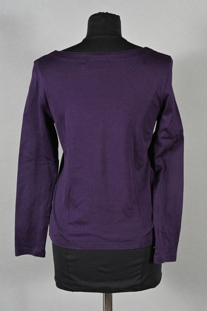 COURREGES. Tee-shirt en coton prune à encolure...