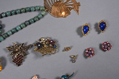 Un fort lot de bijoux fantaisie en métal...