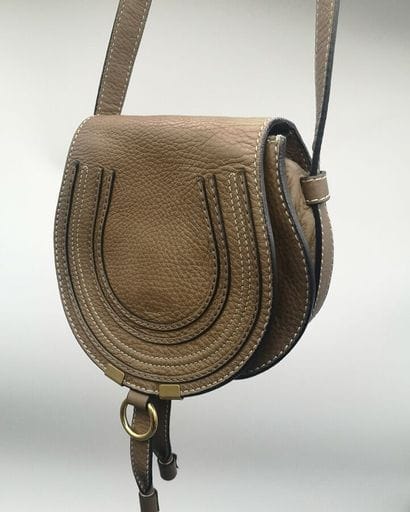 CHLOE. Petit sac besace Marcie en cuir grainé...