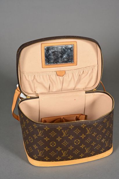 LOUIS VUITTON. Vanity en toile Monogram et...