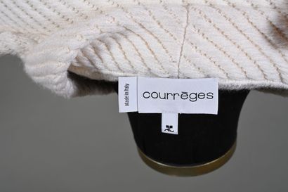 COURREGES. Pull côtelé en biais en laine...