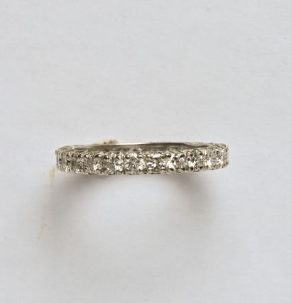 Alliance américaine en or gris 18K (750/oo)...