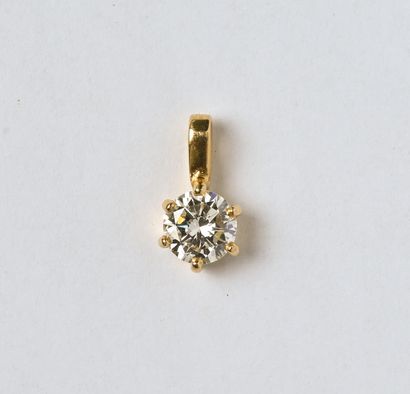 Pendentif en or jaune 18K (750/oo) centré...