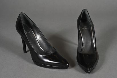 STUART WETZMAN. Paire d'escarpins en cuir...