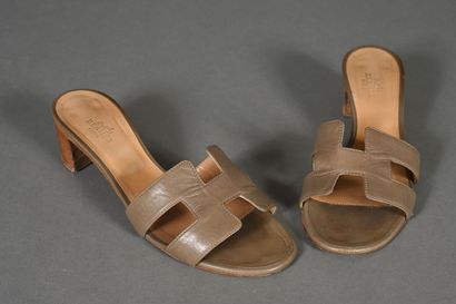 HERMES Paire de mules Oasis en cuir étoupe,...