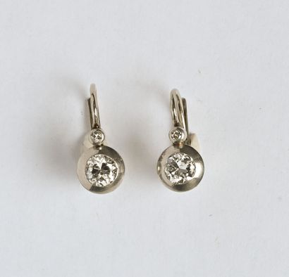 Paire de dormeuses en or gris 14K (585/oo)...