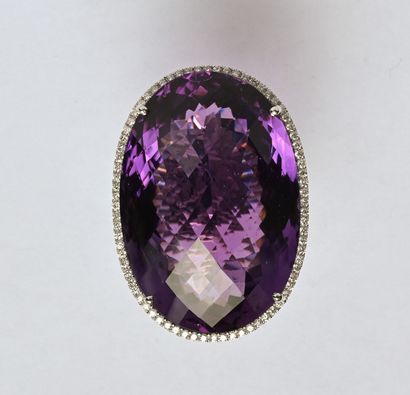 Bague en or gris 18K (750/oo) centrée d'une...