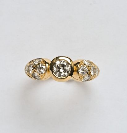 Bague en or jaune 18K (750/oo) centrée d'un...