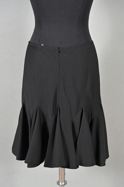 ALAIA. Jupe au genou en lainage noir, près...