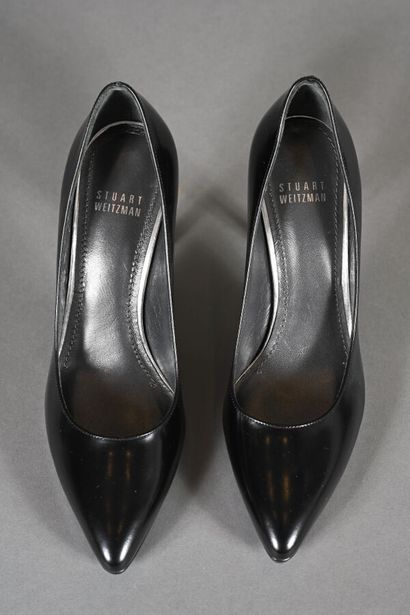 STUART WETZMAN. Paire d'escarpins en cuir...
