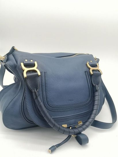 CHLOE. Sac Marcie en cuir grainé bleu marine...